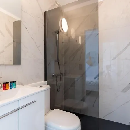 New Studio 2 Minutes Walking From The 아파트