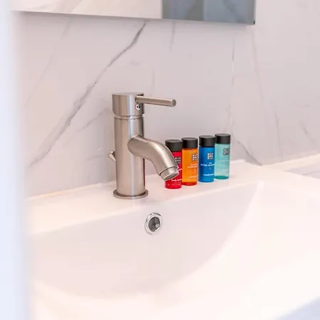 New Studio 2 Minutes Walking From The 아파트